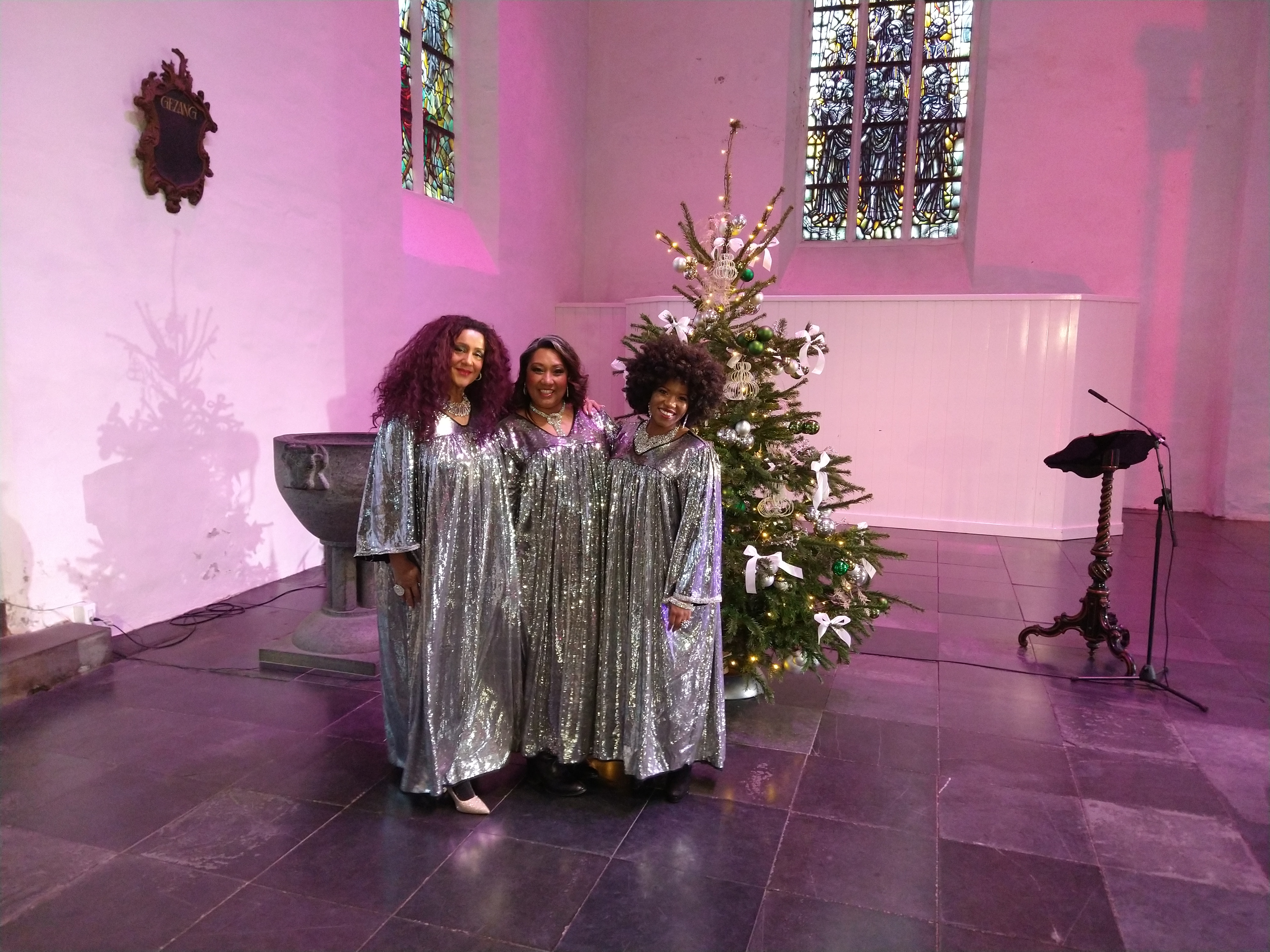 Gospel Queens in zilveren jurken in de kerk