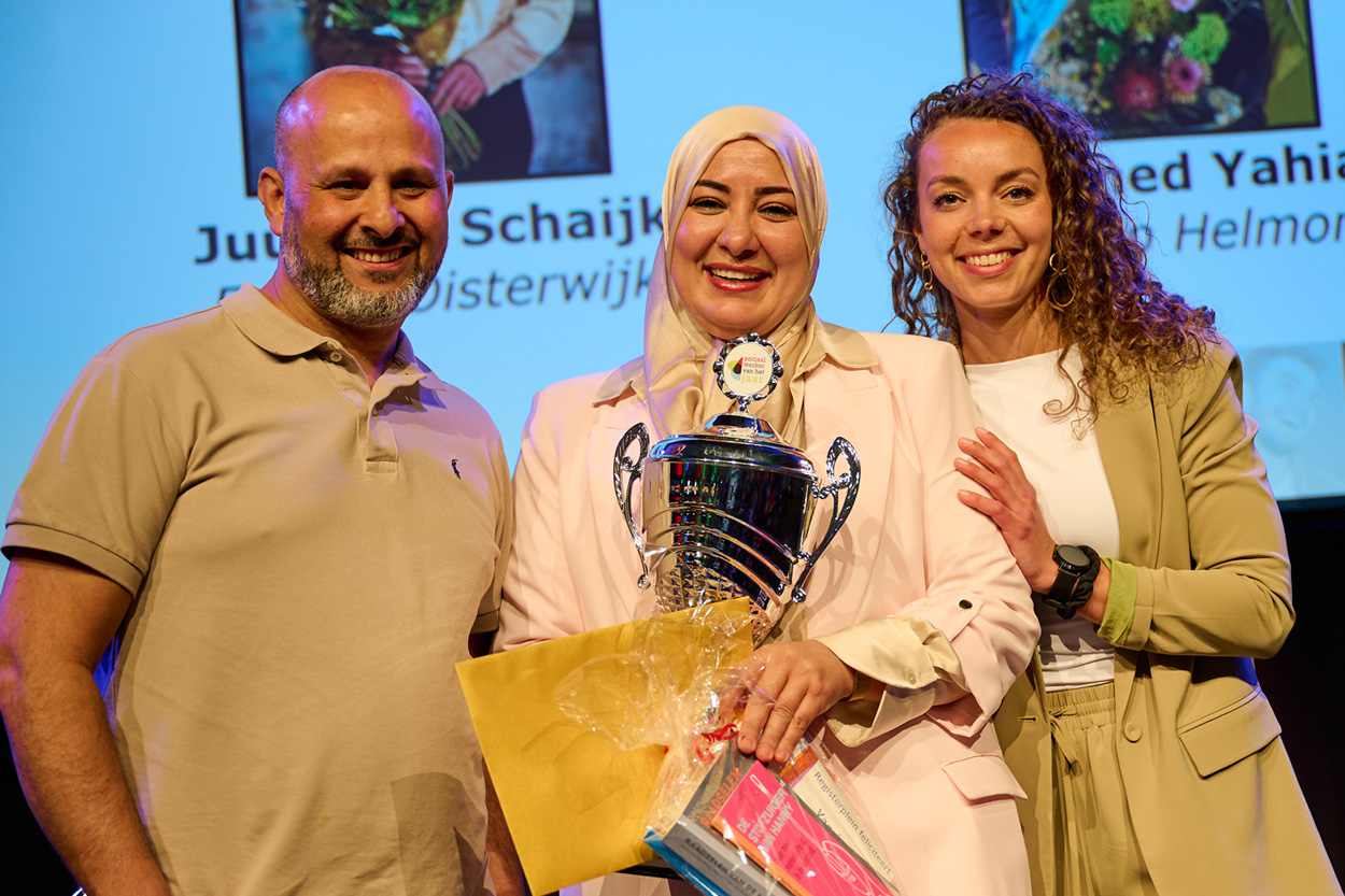 Foto van de winnaar Sociaal Werker 2023 Yamina Ayadi en mede-genomineerden M’hamed Yahia en Juul van Schaijk.