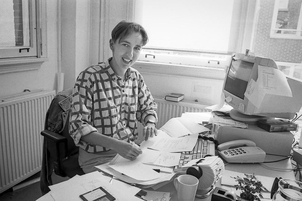 Janine van Doorn in 1998 aan een bureau