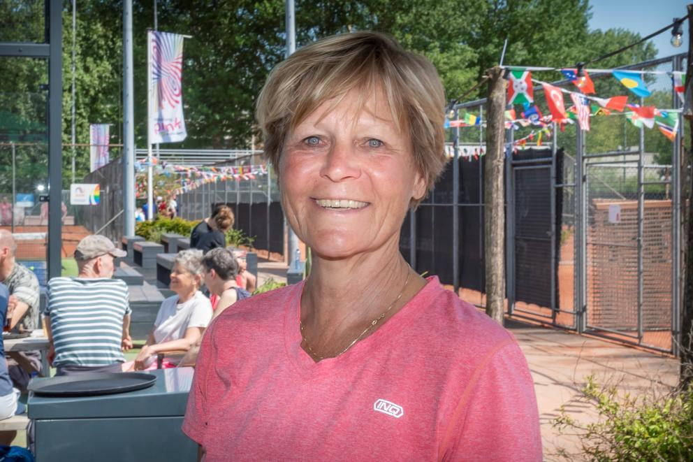 Niek van der Spek portretfoto met roze t-shirt aan bij een tennistoernooi van de lhbti+ tennisvereniging Smashing Pink