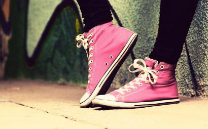 Jongere met roze schoenen