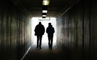 Afbeelding van twee mensen in een tunnel