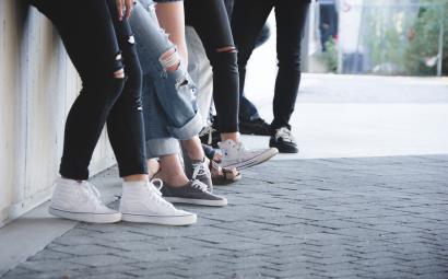 Foto van benen en schoenen van groep jongeren - Timothy Choy