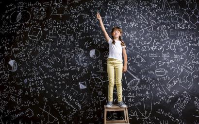 kind-voor-groot-schoolbord-met-formules