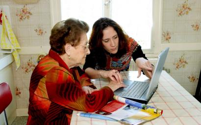 Oudere en jongere vrouw achter laptop