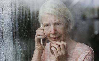 Oude vrouw voor raam