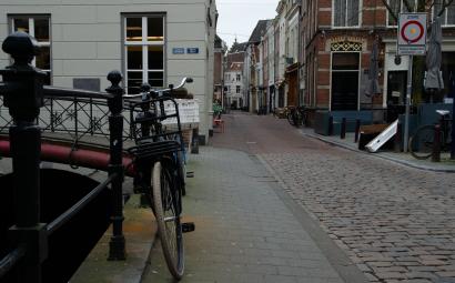Lege straat met fietsen in stad