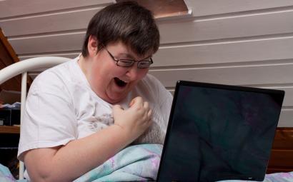 Verstandelijk gehandicapte vrouw achter laptop