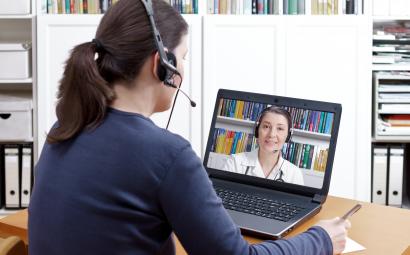 Vrouw die met een medisch specialist belt via de laptop