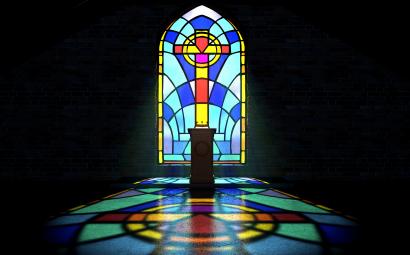 Glas in lood in een kerk, in regenboogkleuren