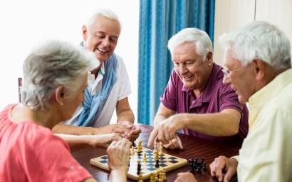 4 ouderen spelen samen een spel