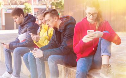 Jongeren met smartphone