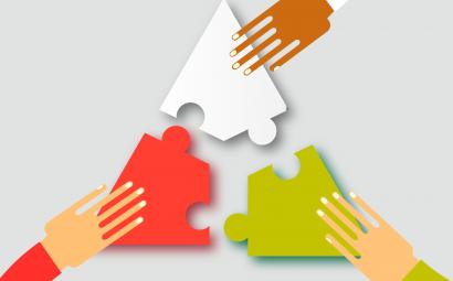 puzzel driehoek drie handen, staat voor cliënt, hulpverlener en familie