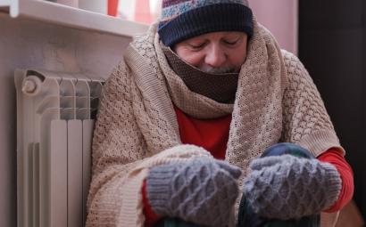 Man in koud huis warm aangekleed