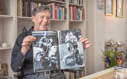 Marian Bakker met haar eigen fotoboek in handen