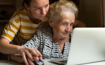 Oudere vrouw achter laptop met dochter