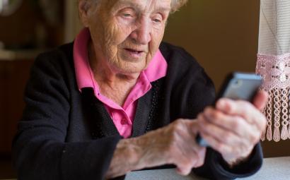 Oude vrouw met smartphone