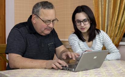 Dochter geeft computerles aan haar vader