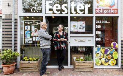 Jos van der Lans en coördinator Meta de Vries voor Buurtcoöperatie de Eester