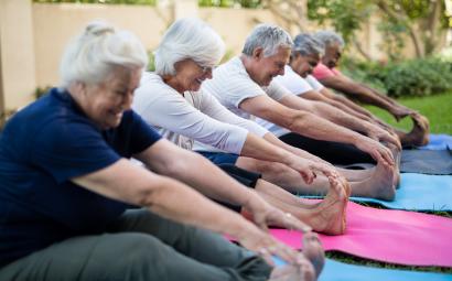 Groep ouderen doet yoga oefening