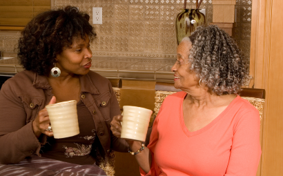 twee vrouwen drinken koffie