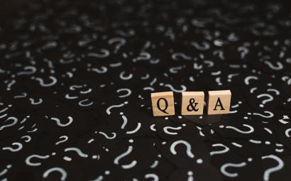 Vraagtekens en blokjes met de letters Q&A