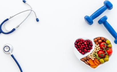 Schaal met fruit, een paar gewichten en doktershulpmiddelen