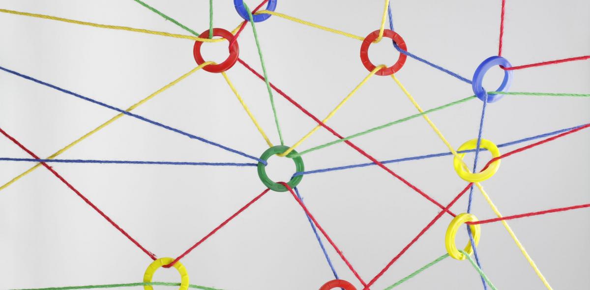 gekleurde cirkels zijn verbonden met gekleurd draad - conceptfoto voor verbinding