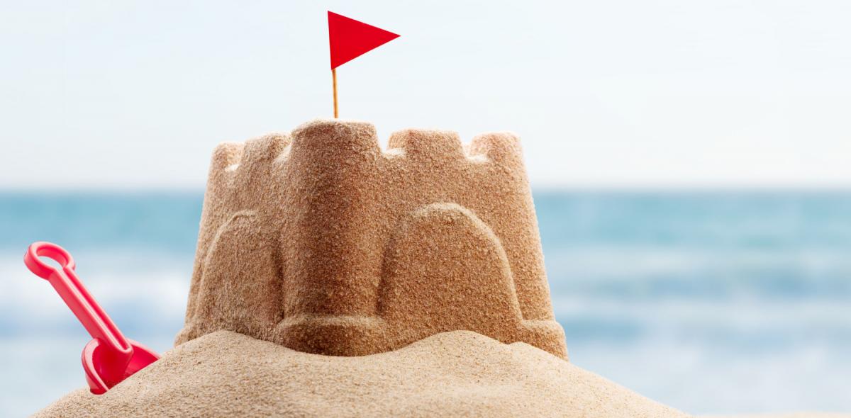 zandkasteeltje met schep conceptfoto voor paleis gewone mens