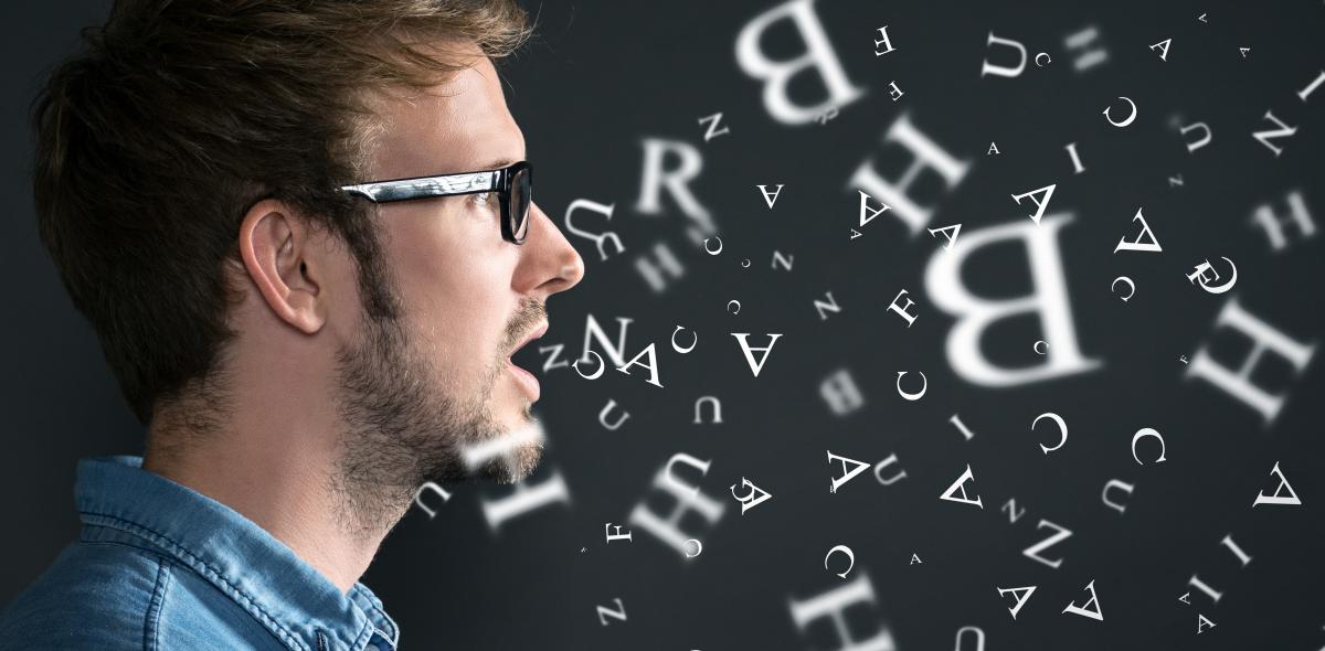 Man kijkt verward naar zwevend letters