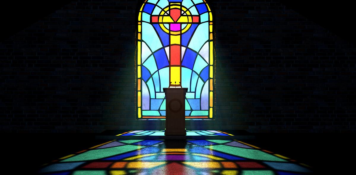 Glas in lood in een kerk, in regenboogkleuren