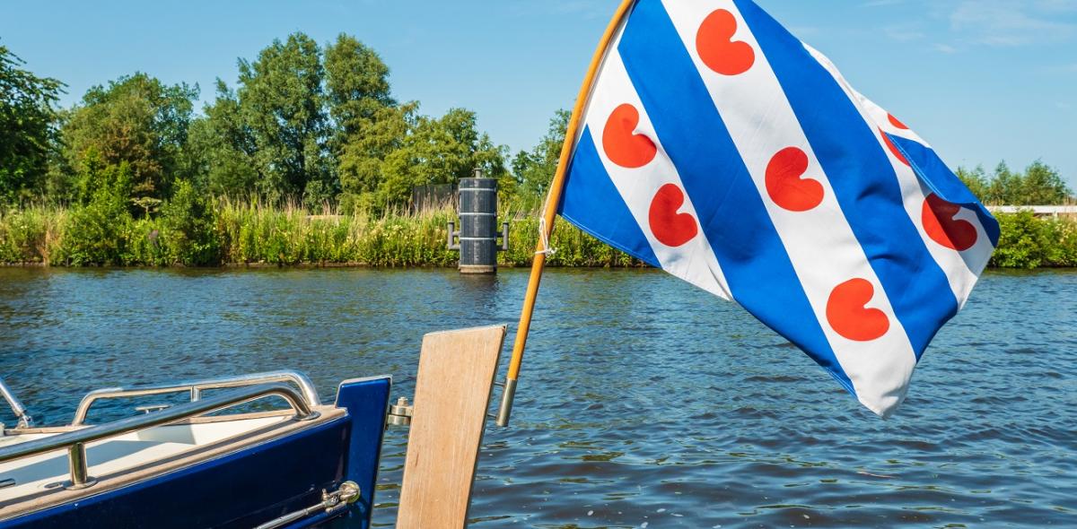 Boot met wapperende Friese vlag
