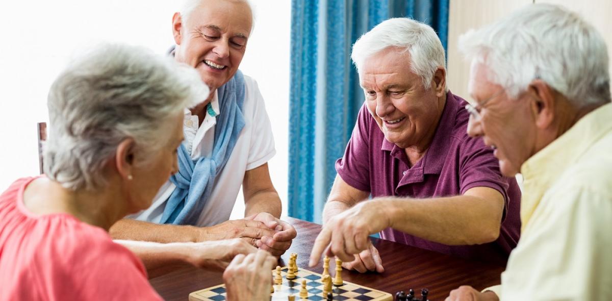 4 ouderen spelen samen een spel