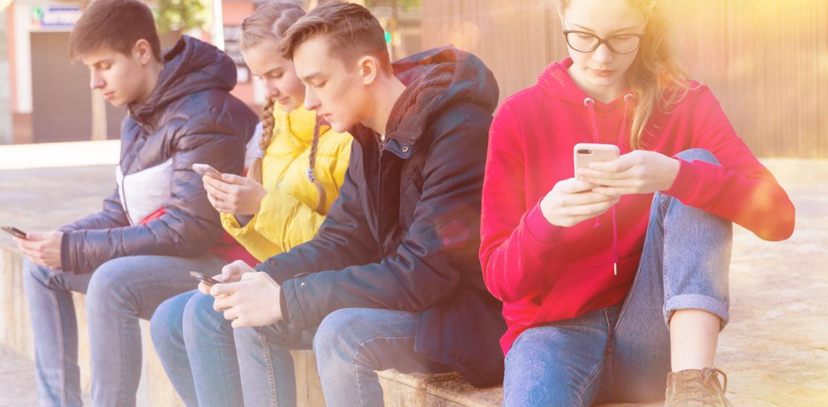 Jongeren met smartphone