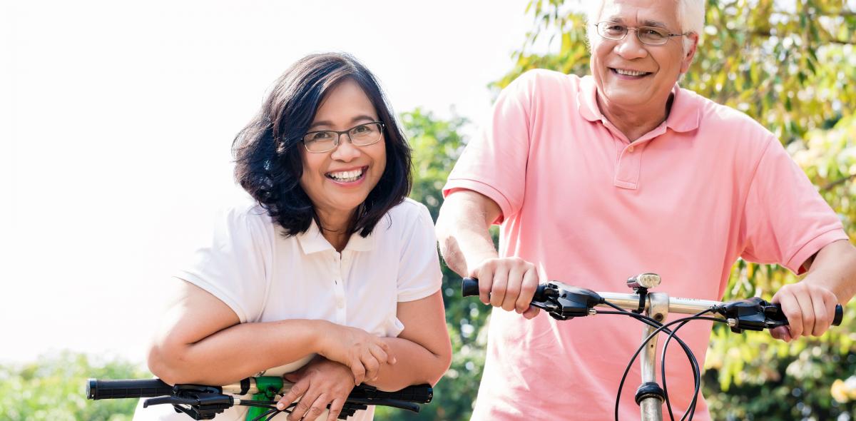 Een man en vrouw samen naast hun fiets