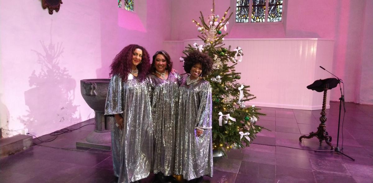 Gospel Queens in zilveren jurken in de kerk
