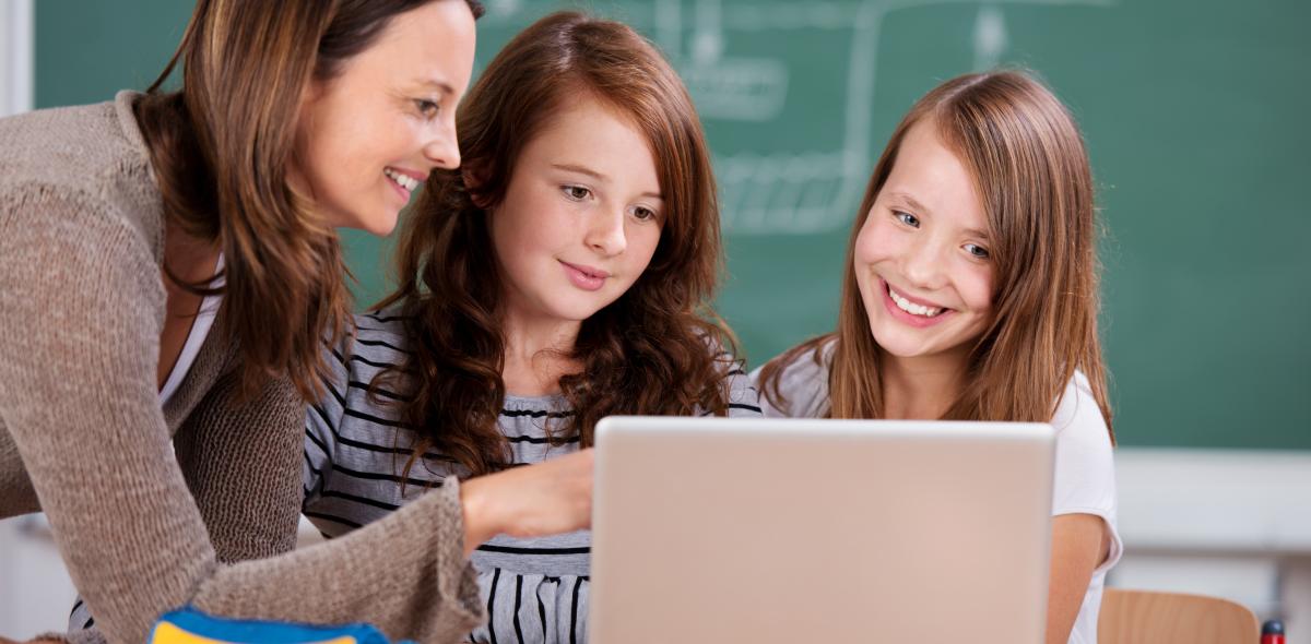 Leerlingen en docent met laptop