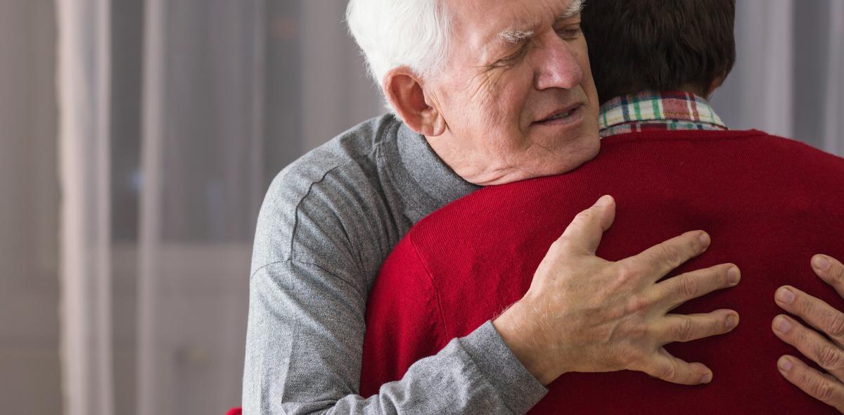 Oudere man knuffel een andere man