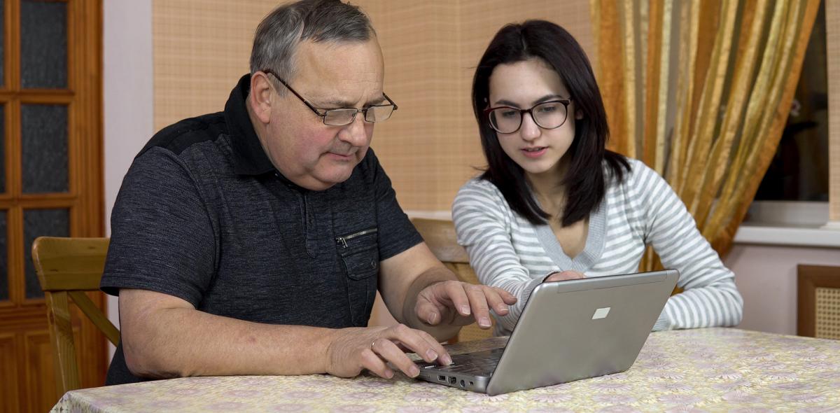 Dochter geeft computerles aan haar vader