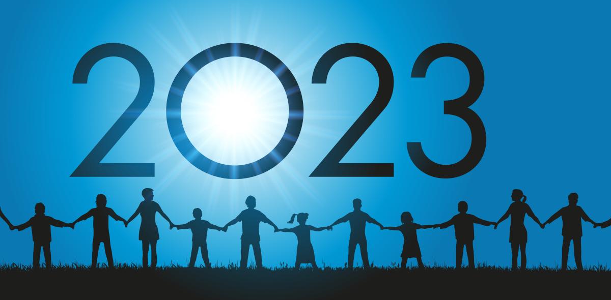 2023 rij mensen met hun handen in elkaar