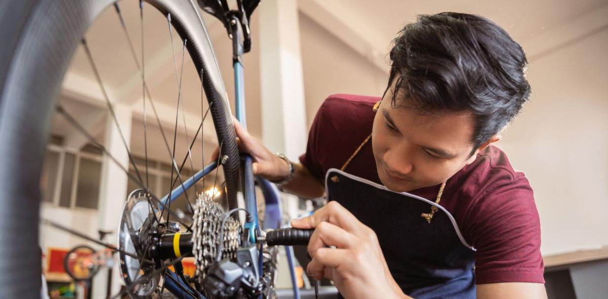 Jongere repareert een fiets