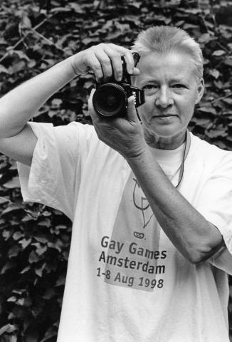 Marian Bakker Gay Games met een camera in haar handen